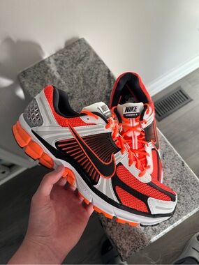 Nike Zoom Vomero 5
Total Orange